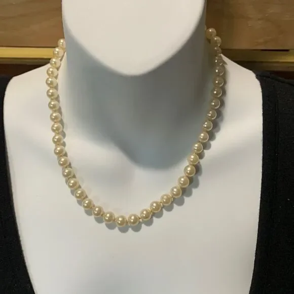 Quality Faux Pearl necklace -Vintage - Picture 1 of 6